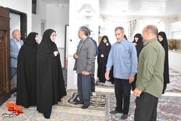 دیدار مدیرکل بنیاد شهید لرستان با خانواده خلبان شهید «محمد امینی پور»