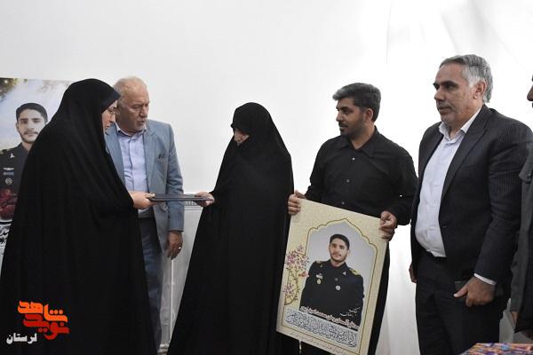 دیدار مدیرکل بنیاد شهید لرستان با خانواده خلبان شهید «محمد امینی پور»