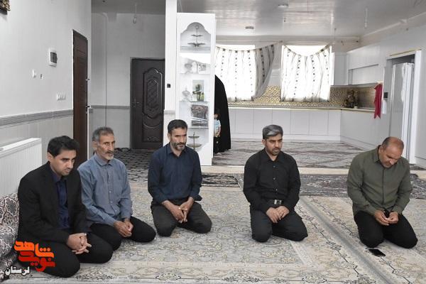 دیدار مدیرکل بنیاد شهید لرستان با خانواده خلبان شهید «محمد امینی پور»