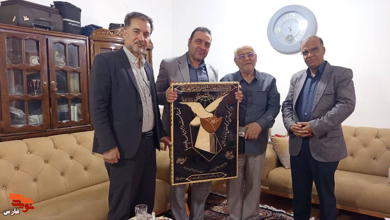 دیدار از دو هنرمند ایثارگر فارس همزمان با هفته هنر انقلاب اسلامی دیدار از دو هنرمند ایثارگر فارس همزمان با هفته هنر انقلاب اسلامی