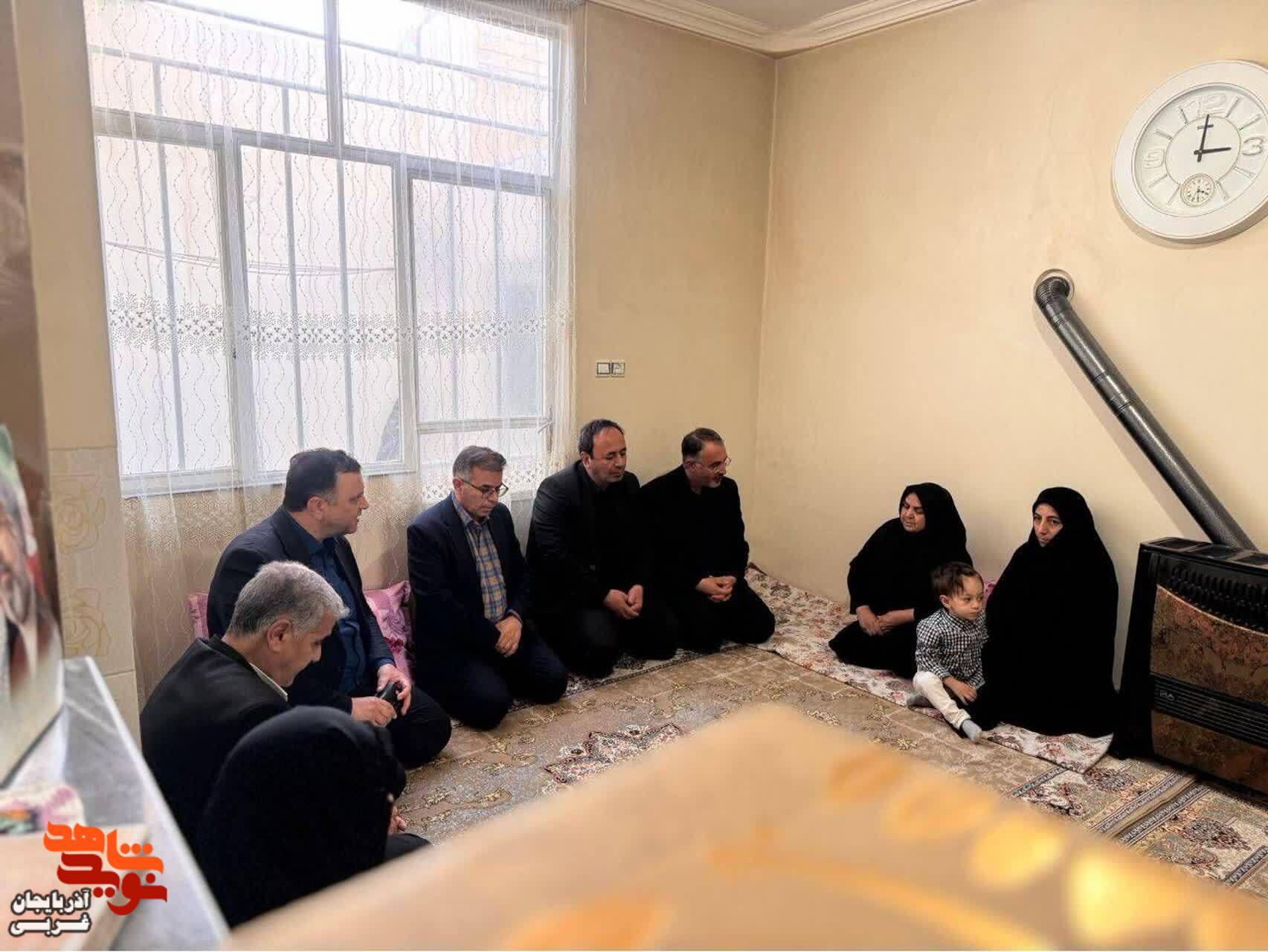 دیدار معاون سیاسی استاندار آذربایجان غربی و مدیرکل بنیاد شهید و امورایثارگران استان با خانواده شهید نجفی از شهدای معزز کارگر جنگ رمضان دیدار معاون سیاسی استاندار آذربایجان غربی و مدیرکل بنیاد شهید و امورایثارگران استان با خانواده شهید نجفی از شهدای معزز کارگر جنگ رمضان