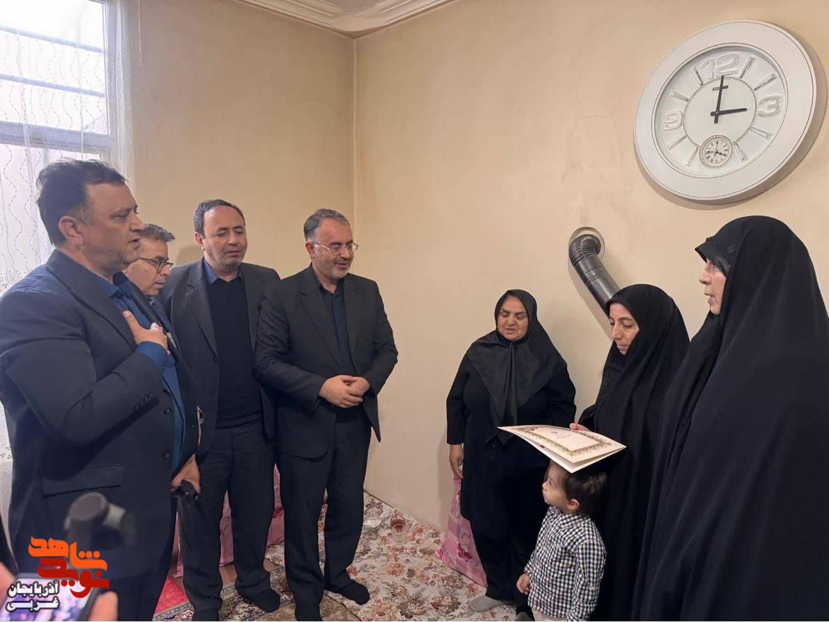 دیدار معاون سیاسی استاندار آذربایجان غربی و مدیرکل بنیاد شهید و امورایثارگران استان با خانواده شهید نجفی از شهدای معزز کارگر جنگ رمضان دیدار معاون سیاسی استاندار آذربایجان غربی و مدیرکل بنیاد شهید و امورایثارگران استان با خانواده شهید نجفی از شهدای معزز کارگر جنگ رمضان