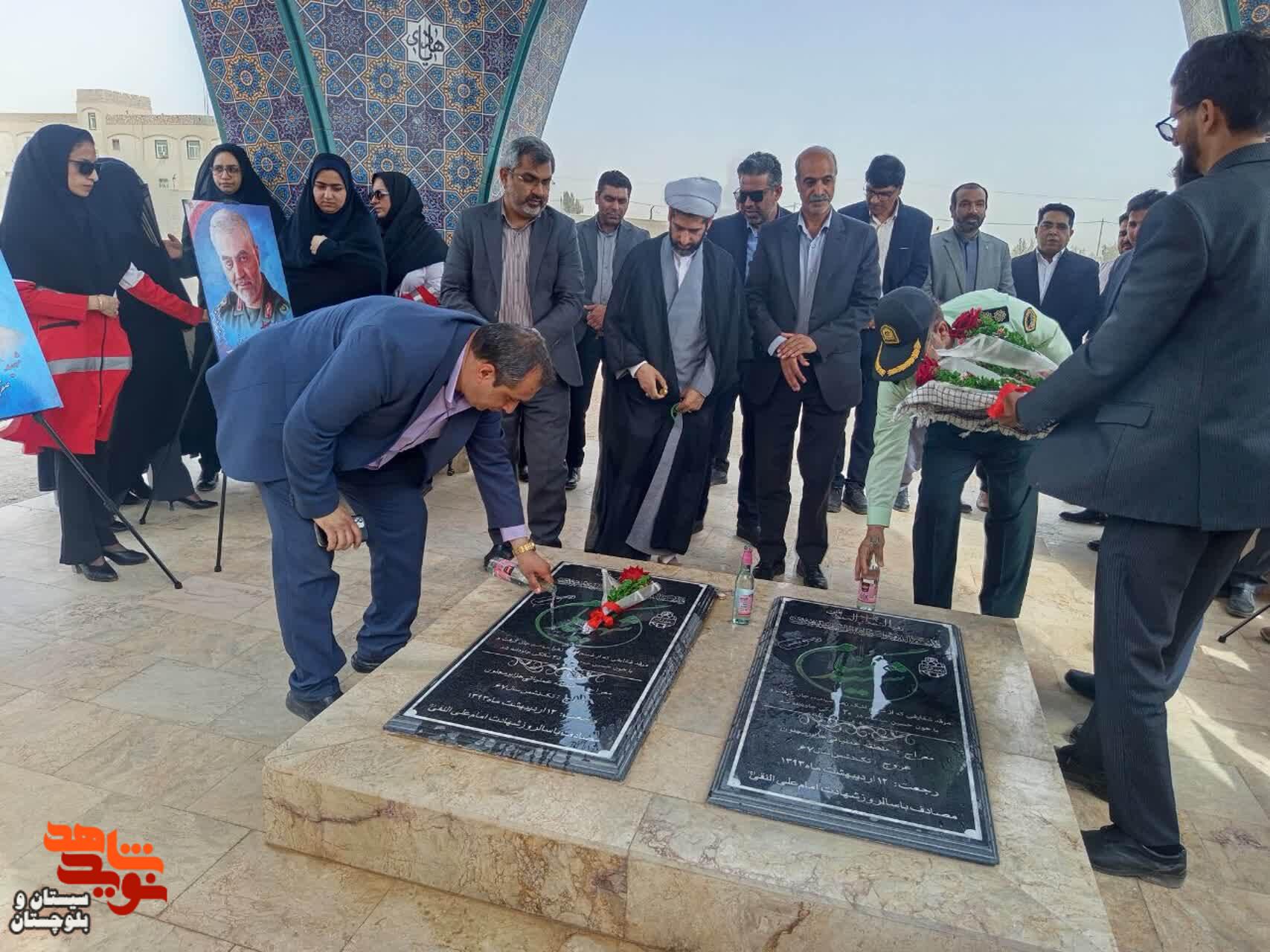 غبارروبی مزار شهدای گمنام شهرستان هیرمند غبارروبی مزار شهدای گمنام شهرستان هیرمند