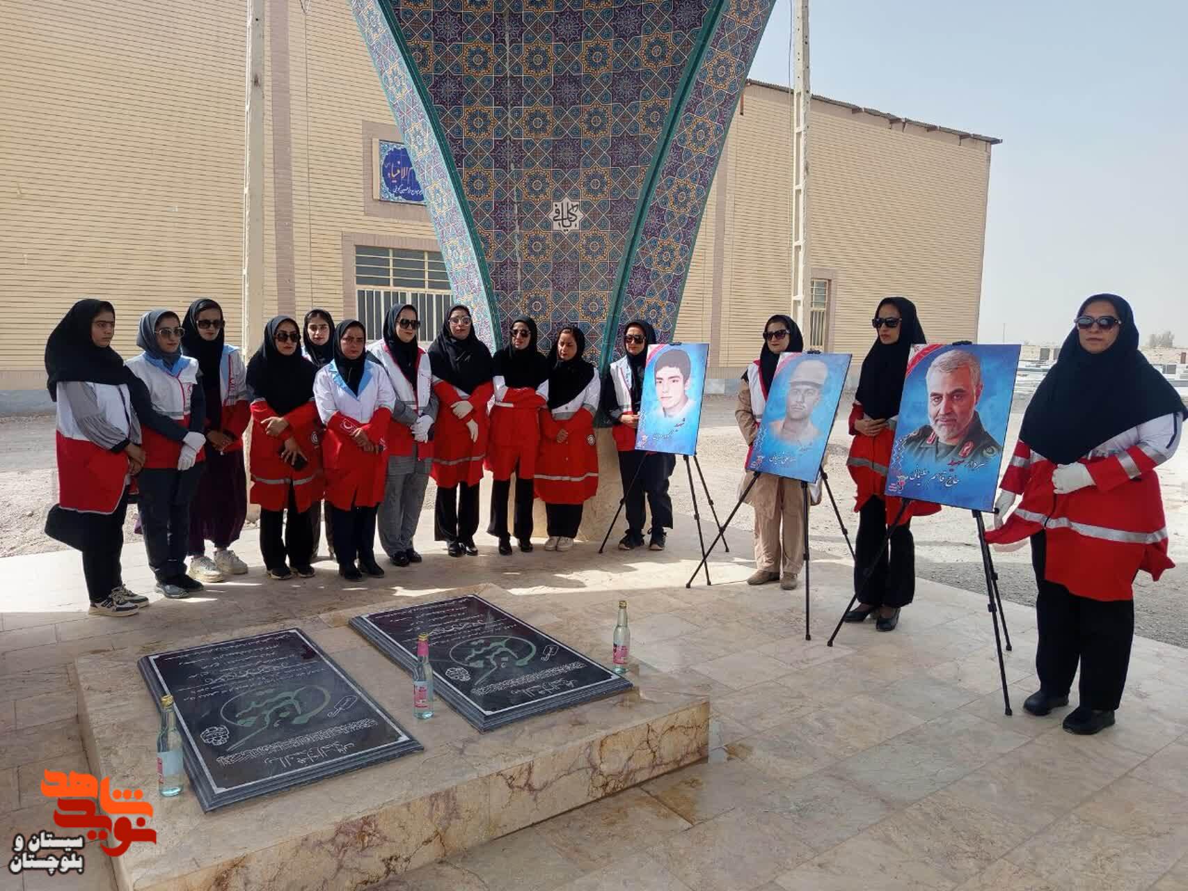 غبارروبی مزار شهدای گمنام شهرستان هیرمند غبارروبی مزار شهدای گمنام شهرستان هیرمند