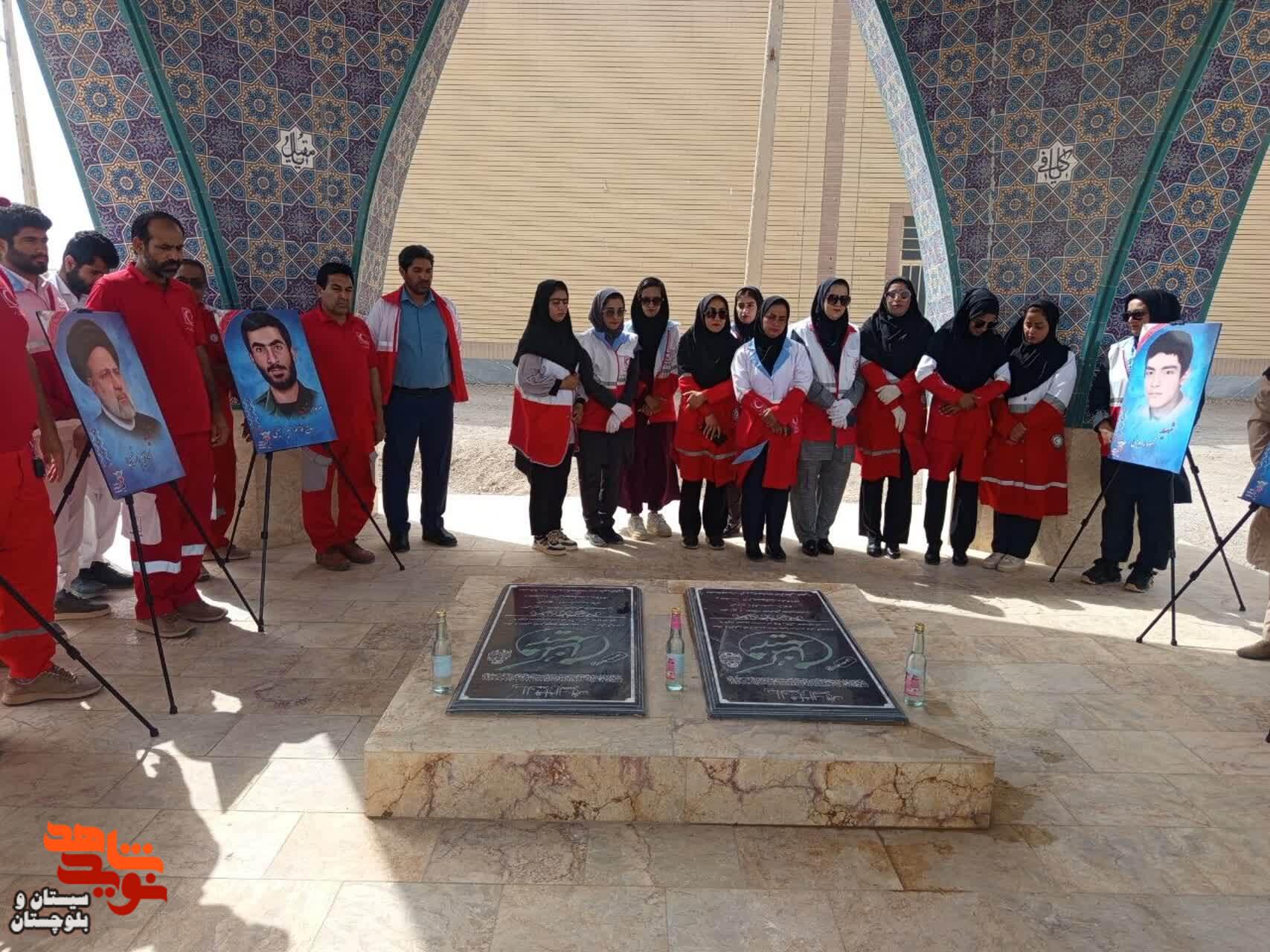 غبارروبی مزار شهدای گمنام شهرستان هیرمند غبارروبی مزار شهدای گمنام شهرستان هیرمند
