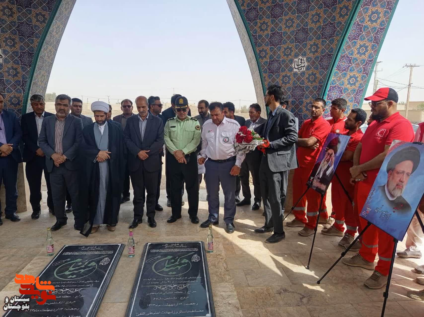 غبارروبی مزار شهدای گمنام شهرستان هیرمند غبارروبی مزار شهدای گمنام شهرستان هیرمند