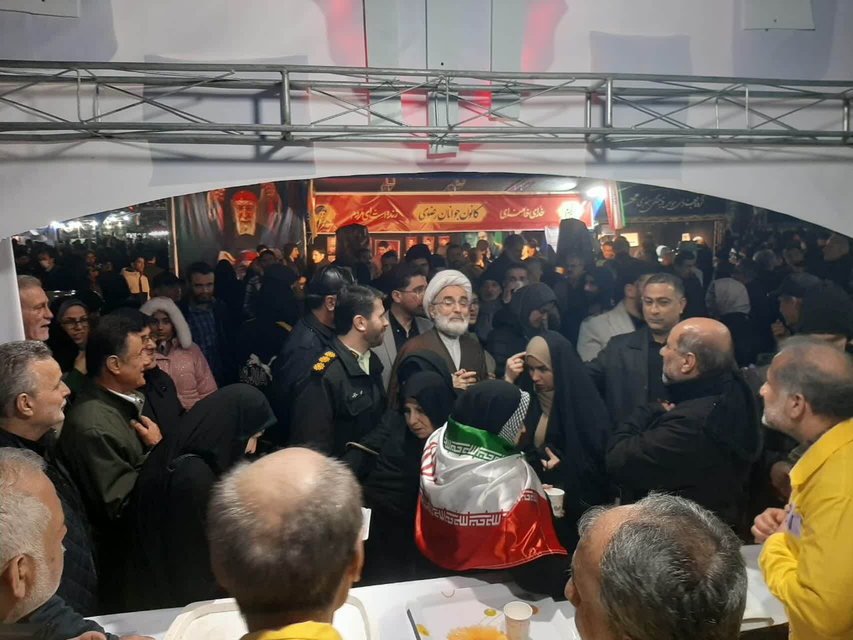 موکب آزادگان گیلانی در میدان شهدای ذهاب رشت همنوا با ملت ایران در شبهای جنگ رمضان موکب آزادگان گیلانی در میدان شهدای ذهاب رشت همنوا با ملت ایران در شبهای جنگ رمضان