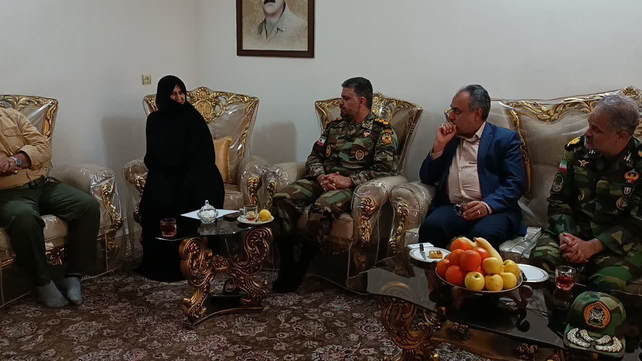 دیدار فرماندهان ارتش با خانواده شهید غریب اسارت در خراسان رضوی دیدار فرماندهان ارتش با خانواده شهید غریب اسارت در خراسان رضوی