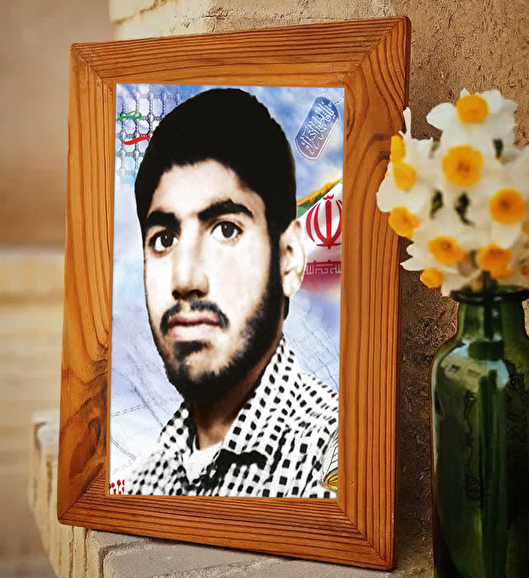 دنیاى کفر امپریالیسم بداند تا جمهورى اسلامى پابرجاست به آنان اجازه غارتگرى و چپاول نخواهد داد