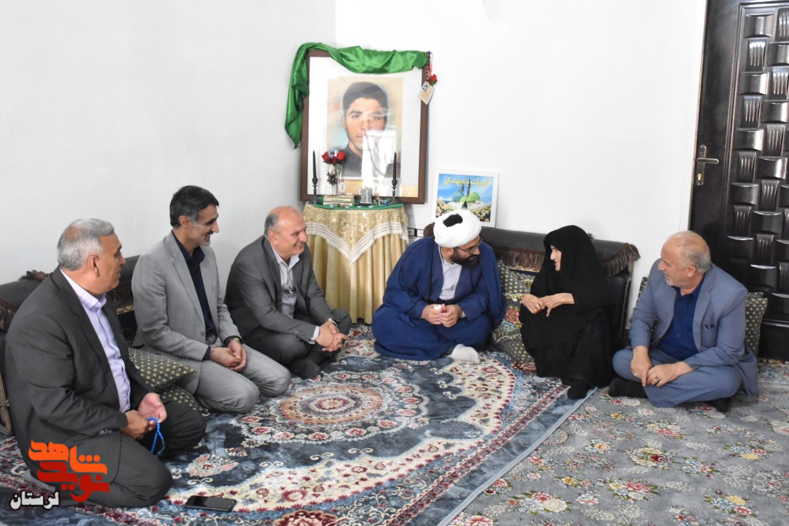دیدار مدیرکل بنیاد شهید و امور ایثارگران لرستان با خانواده جمعی از شهدای رومشکان
