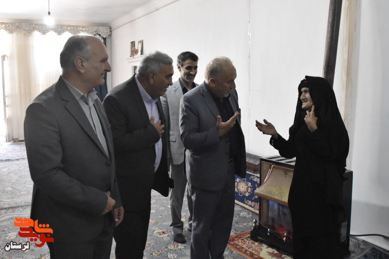 دیدار مدیرکل بنیاد شهید و امور ایثارگران لرستان با خانواده جمعی از شهدای رومشکان