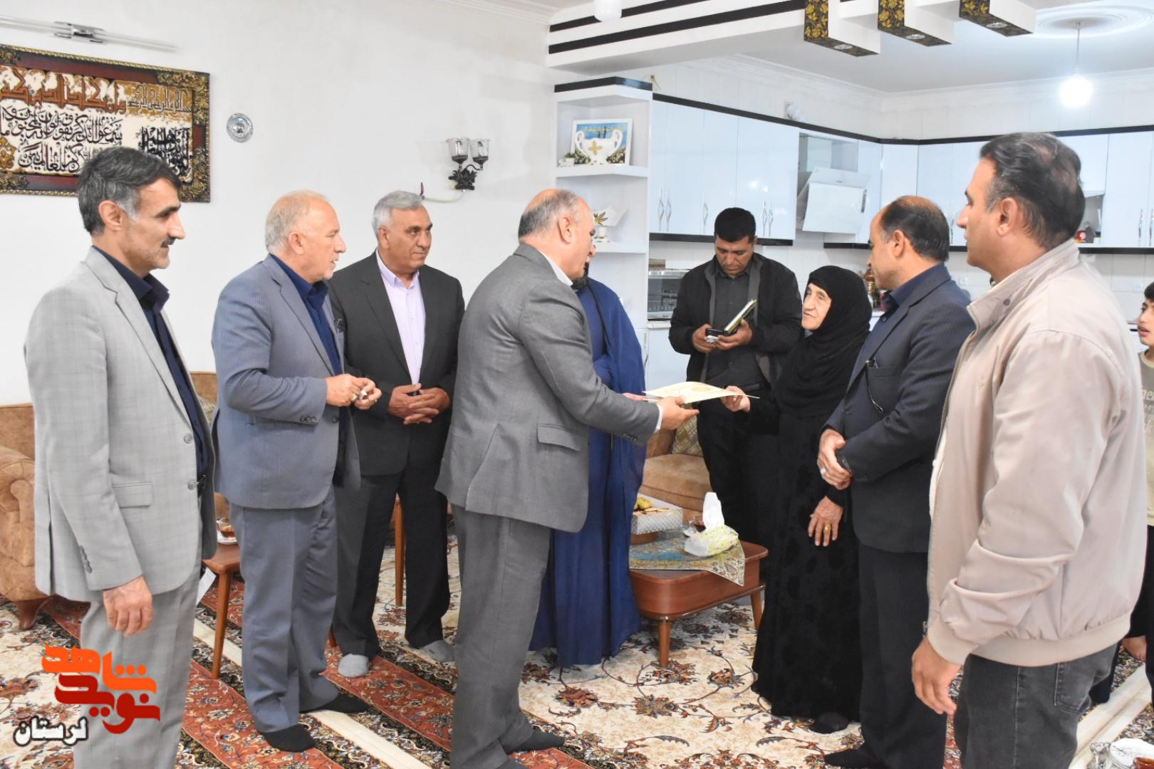 دیدار مدیرکل بنیاد شهید و امور ایثارگران لرستان با خانواده جمعی از شهدای رومشکان