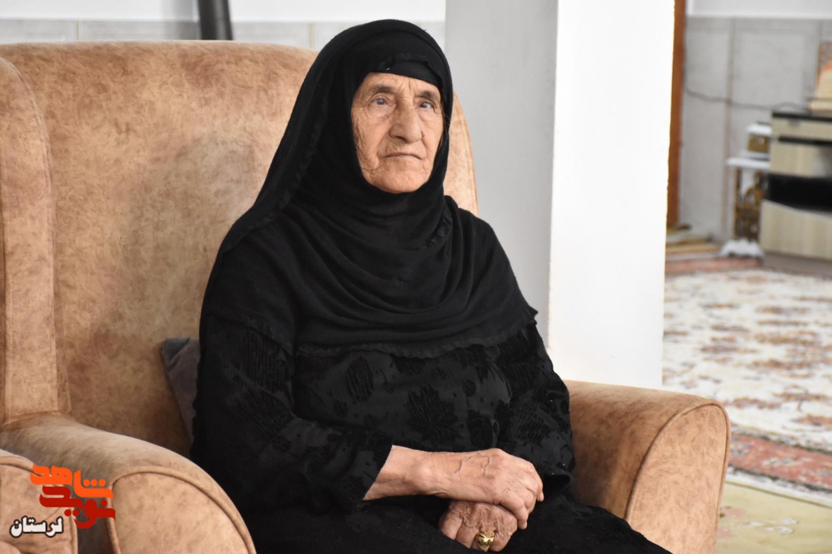 دیدار مدیرکل بنیاد شهید و امور ایثارگران لرستان با خانواده جمعی از شهدای رومشکان