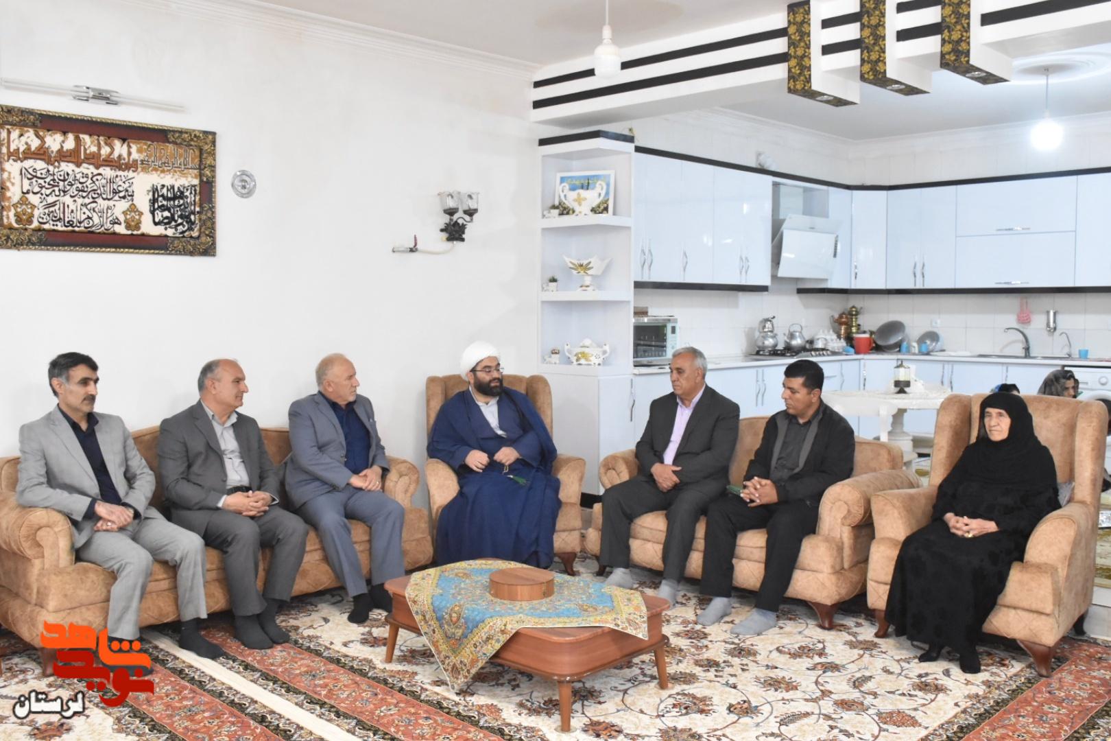 دیدار مدیرکل بنیاد شهید و امور ایثارگران لرستان با خانواده جمعی از شهدای رومشکان