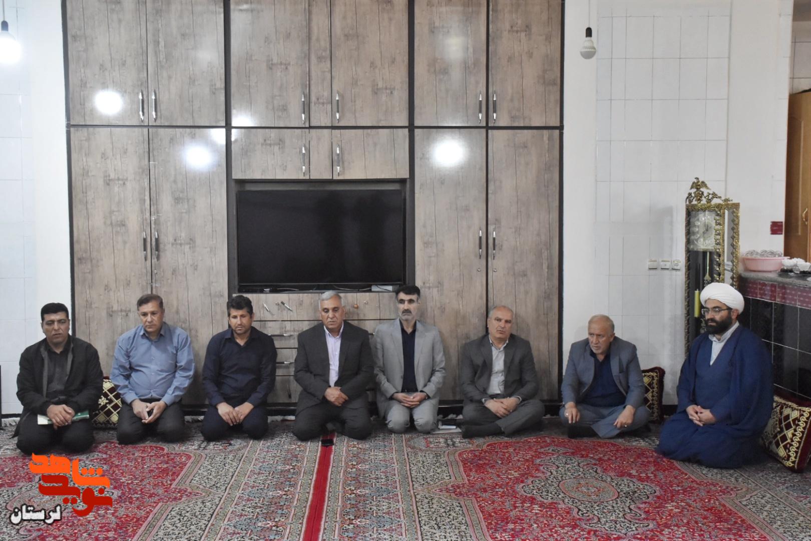خانواده شهدا صاحبان اصلی انقلاب هستند خانواده شهدا صاحبان اصلی انقلاب هستند