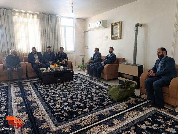 وسایل شهید ناو جماران به خانواده اش تحویل داده شد وسایل شهید ناو جماران به خانواده اش تحویل داده شد