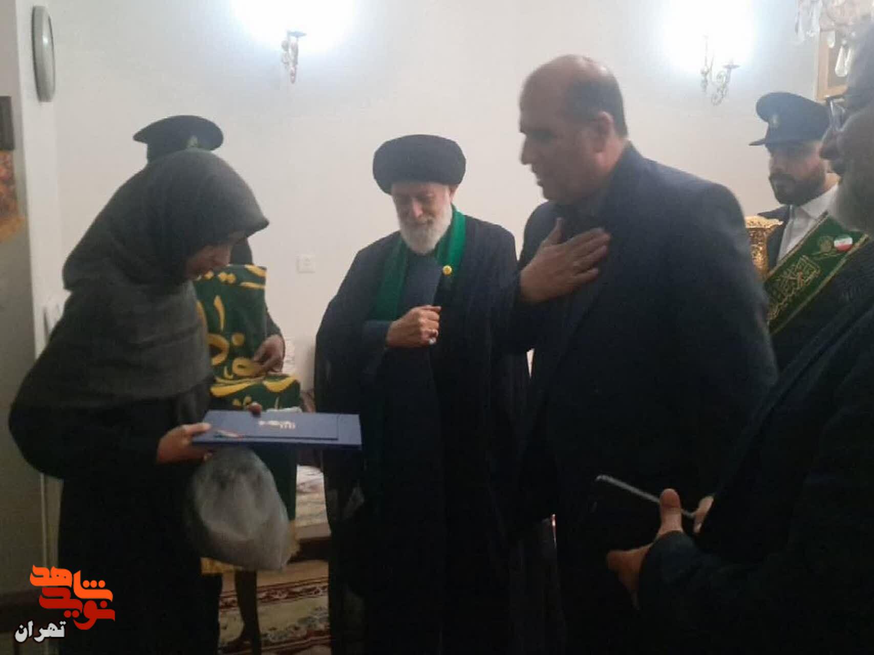 تجلیل از دختران شهیدان «خاکسار و دمیرچی» در دهه کرامت تجلیل از دختران شهیدان «خاکسار و دمیرچی» در دهه کرامت