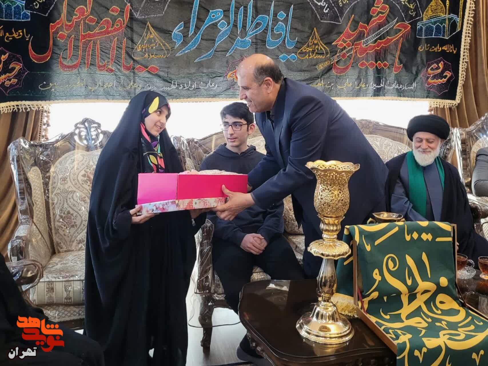 تجلیل از دختران شهیدان «خاکسار و دمیرچی» در دهه کرامت تجلیل از دختران شهیدان «خاکسار و دمیرچی» در دهه کرامت