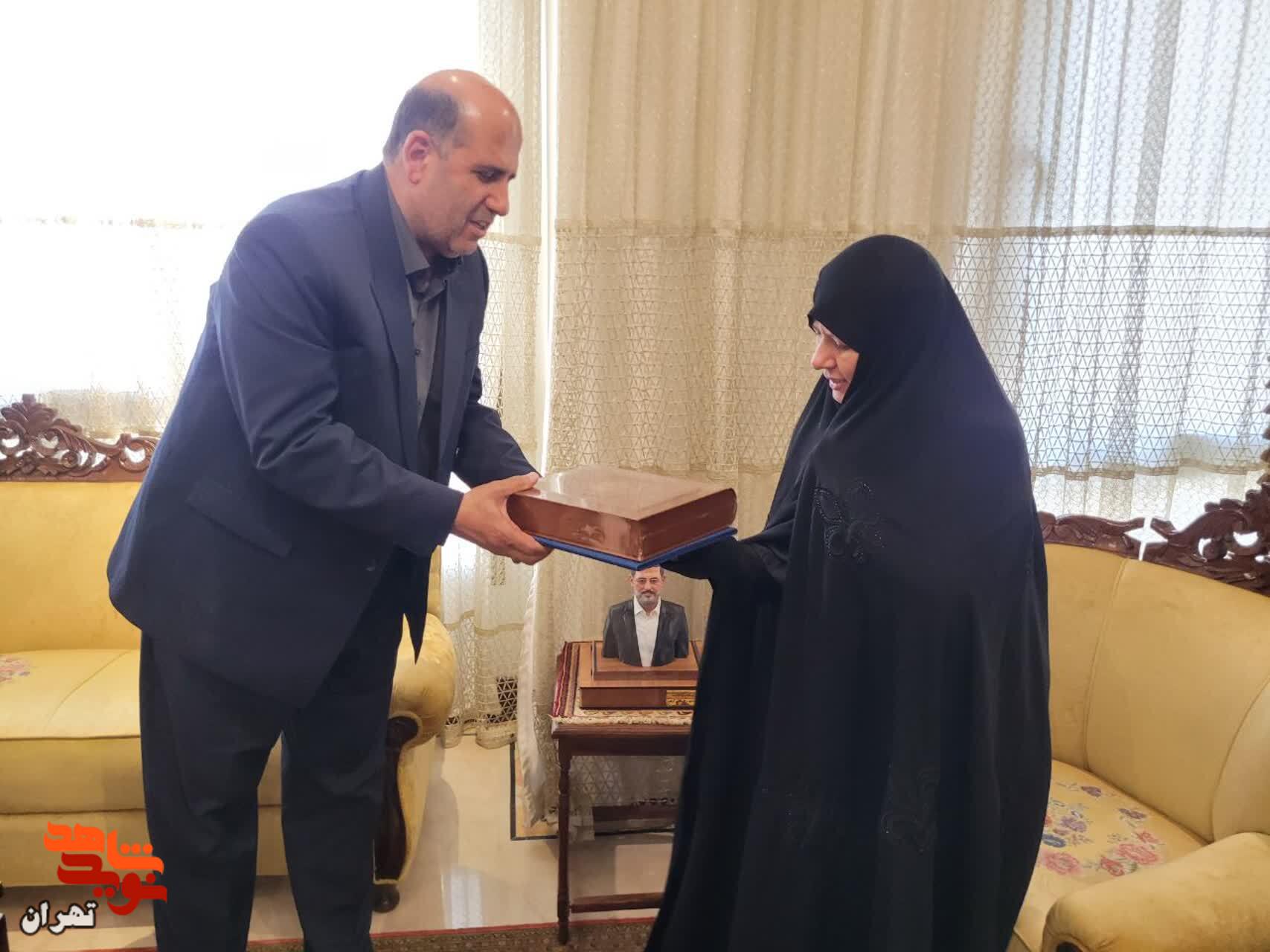 دیدار مدیرکل بنیاد شهید تهران بزرگ با خانواده شهید دکتر علیرضا بیات دیدار مدیرکل بنیاد شهید تهران بزرگ با خانواده شهید دکتر علیرضا بیات