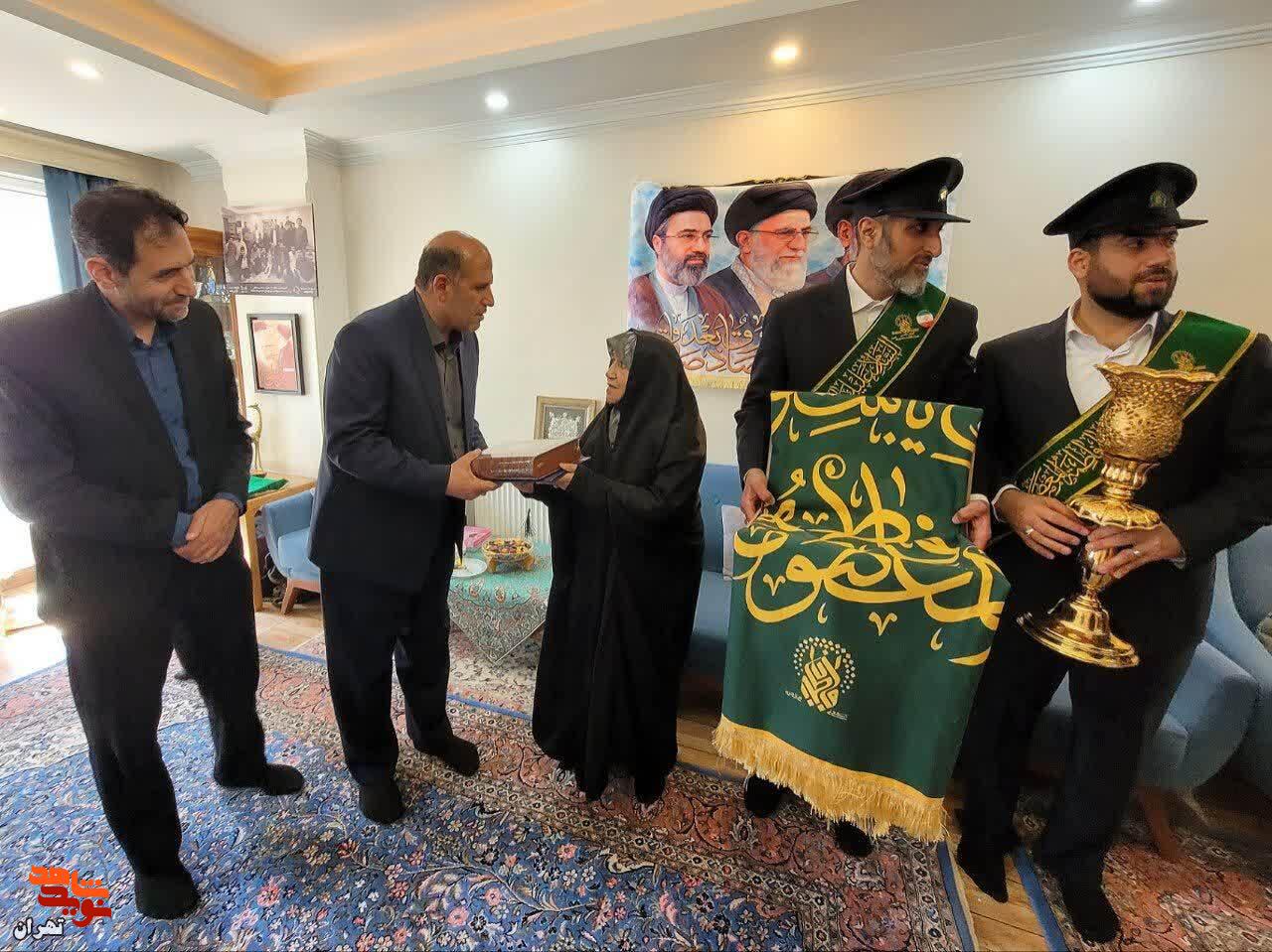 دیدار مدیرکل بنیاد شهید تهران بزرگ با مادر شهیدان غیاثوند در دهه کرامت