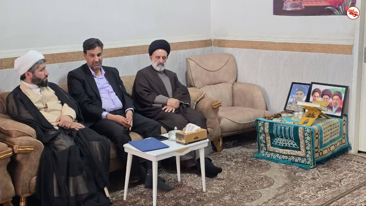 گزارش تصویری/ دیدار نماینده ولی فقیه در بنیاد شهید با ۲ خانواده شهید جنگ رمضان در اهواز