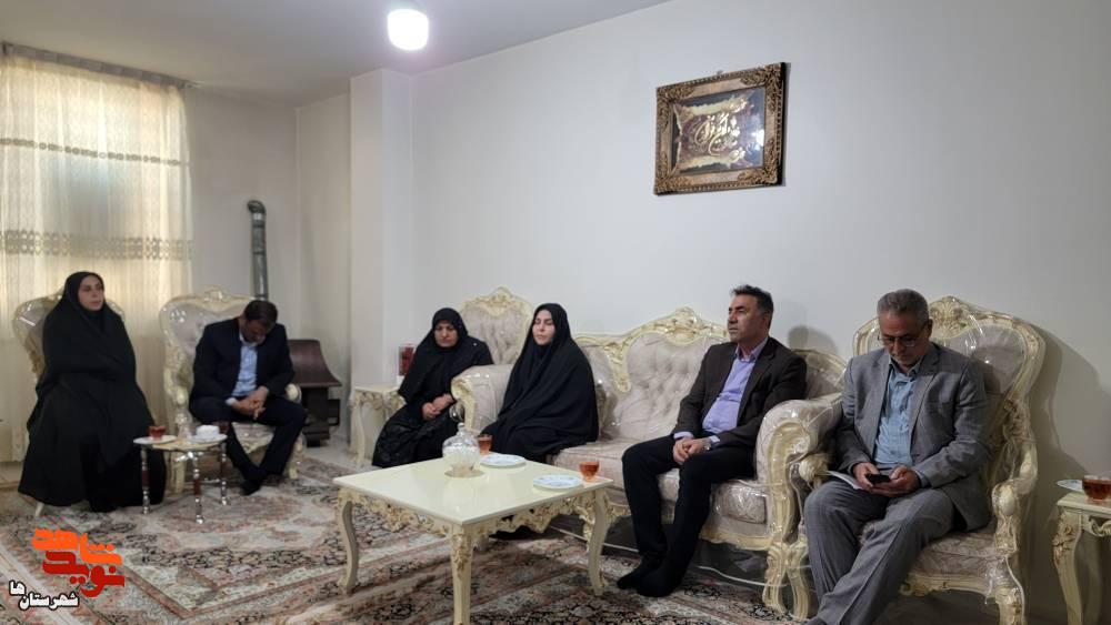 مدیرکل اشتغال بنیاد شهید با خانواده شهدای جنگ رمضان شهریار دیدار کرد مدیرکل اشتغال بنیاد شهید با خانواده شهدای جنگ رمضان شهریار دیدار کرد