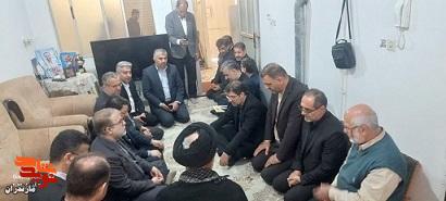 والدین شهدا راه را برای ما روشن میکنند والدین شهدا راه را برای ما روشن میکنند