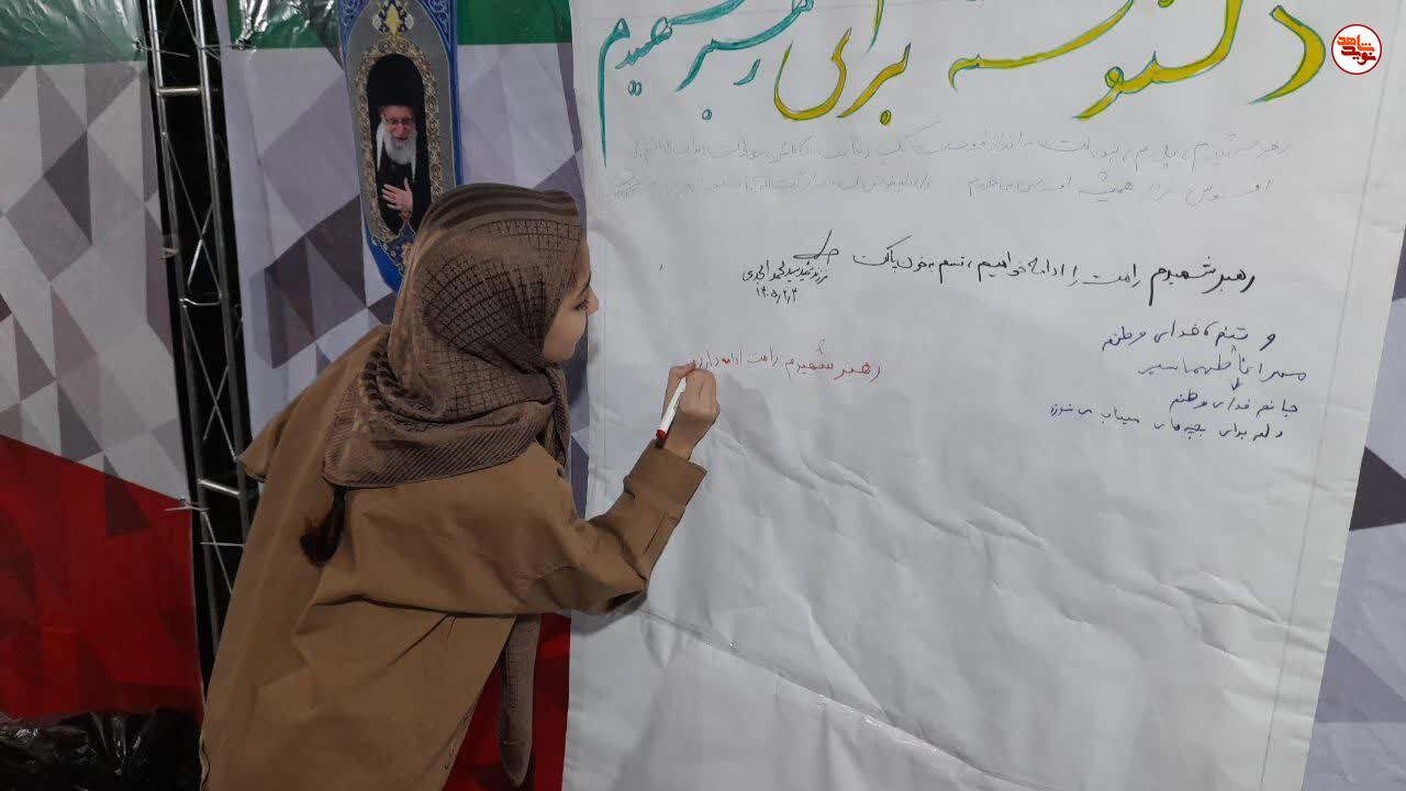 تجلیل از دختران شهدا به مناسبت روز دختر در غرفههای فرهنگی پردیس «سلام شهید» در اهواز تجلیل از دختران شهدا به مناسبت روز دختر در غرفههای فرهنگی پردیس «سلام شهید» در اهواز