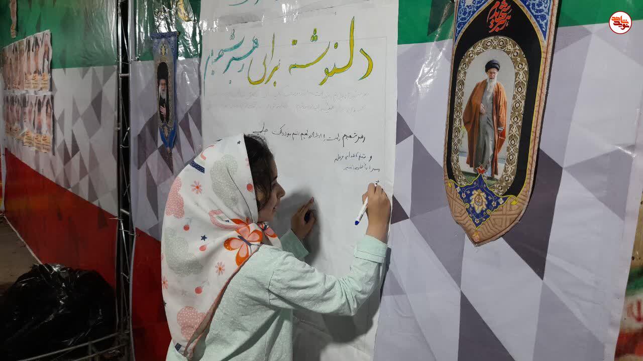 تجلیل از دختران شهدا به مناسبت روز دختر در غرفههای فرهنگی پردیس «سلام شهید» در اهواز تجلیل از دختران شهدا به مناسبت روز دختر در غرفههای فرهنگی پردیس «سلام شهید» در اهواز
