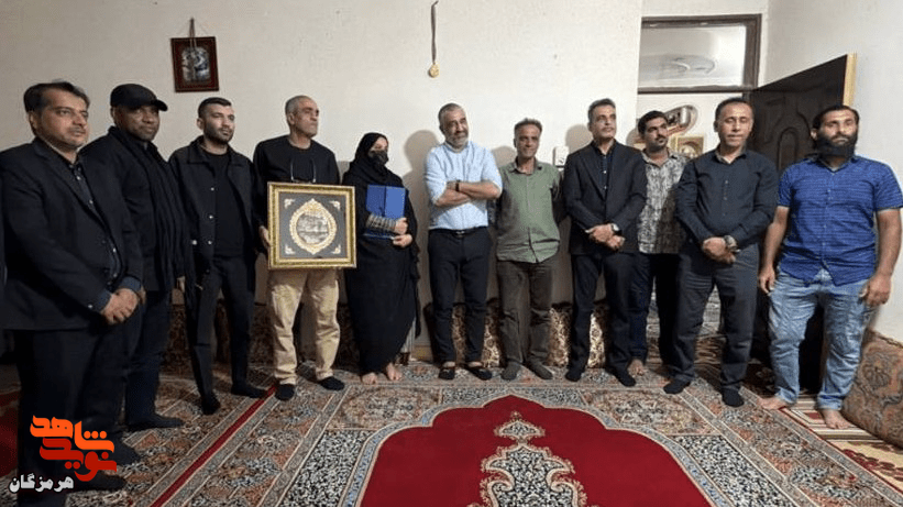 دیدار پژمان جمشیدی و مدیرکل ورزش هرمزگان با خانواده شهدای میناب دیدار پژمان جمشیدی و مدیرکل ورزش هرمزگان با خانواده شهدای میناب