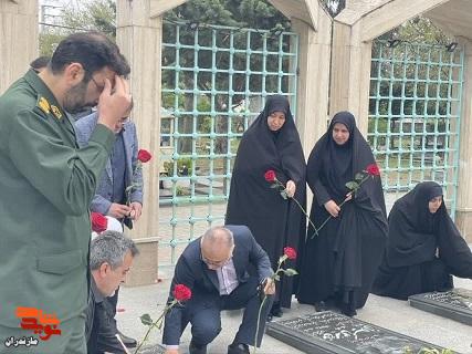 تصاویر/غبارروبی و عطرافشانی گلزار شهدای کارگر محمودآباد تصاویر/غبارروبی و عطرافشانی گلزار شهدای کارگر محمودآباد