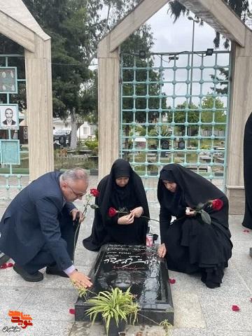 تصاویر/غبارروبی و عطرافشانی گلزار شهدای کارگر محمودآباد تصاویر/غبارروبی و عطرافشانی گلزار شهدای کارگر محمودآباد