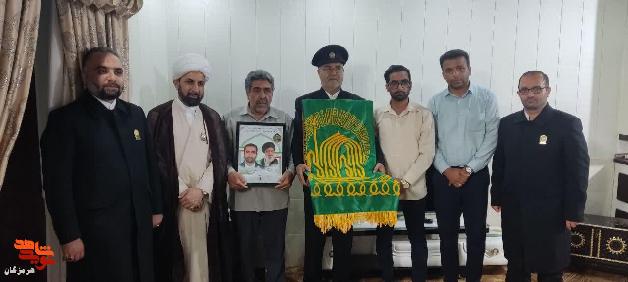 دیدار خادمین پرچم متبرک حرم رضوی با خانواده شهدای جنگ رمضان در قشم دیدار خادمین پرچم متبرک حرم رضوی با خانواده شهدای جنگ رمضان در قشم