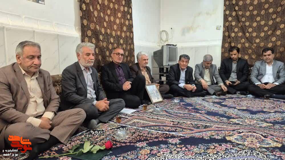 عکس/دیدار استاندار کهگیلویه و بویراحمد با خانواده‌های شهدا و ایثارگران بخش‌های سرآسیاب یوسفی و میِبی