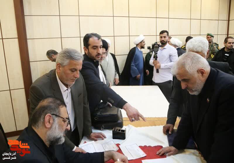 برگزاری آیین تجلیل از خانوادههای معظم شهدای جنگ تحمیلی رمضان در تبریز برگزاری آیین تجلیل از خانوادههای معظم شهدای جنگ تحمیلی رمضان در تبریز