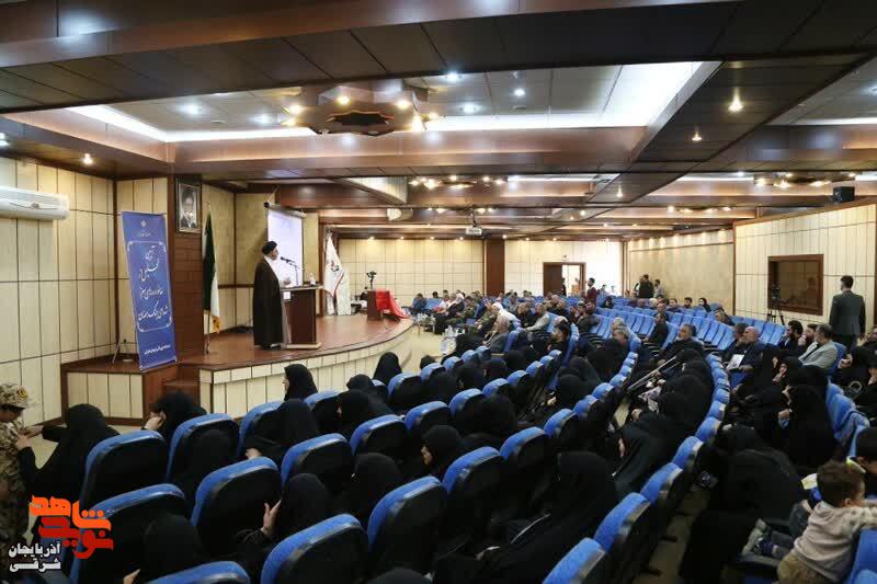 برگزاری آیین تجلیل از خانوادههای معظم شهدای جنگ تحمیلی رمضان در تبریز برگزاری آیین تجلیل از خانوادههای معظم شهدای جنگ تحمیلی رمضان در تبریز