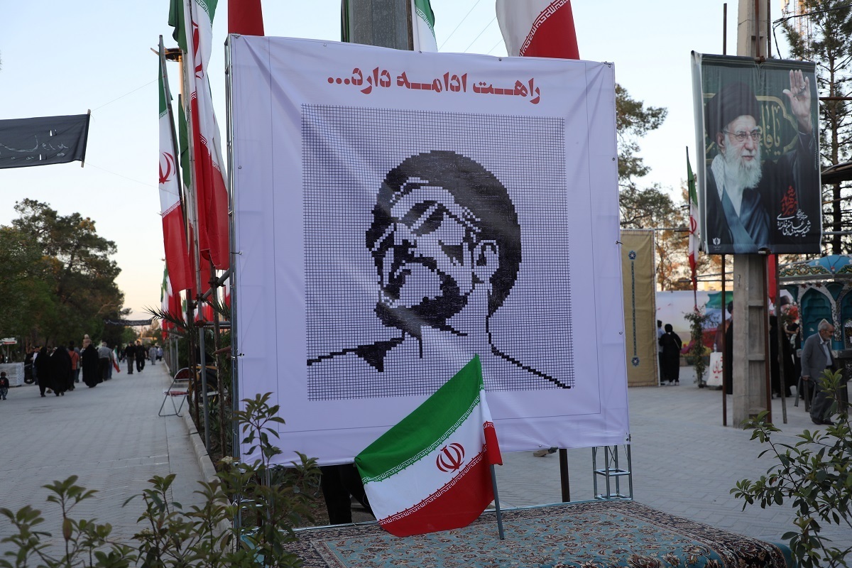 اولین نقاشی تعاملی چهره امام شهید در گلزار مطهر شهدا بهشت زهرا تکمیل شد اولین نقاشی تعاملی چهره امام شهید در گلزار مطهر شهدا بهشت زهرا تکمیل شد