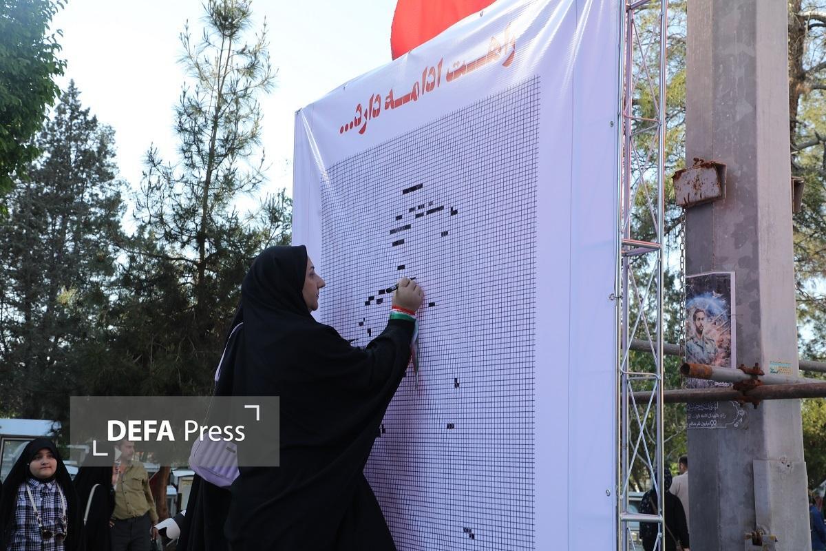 اولین نقاشی تعاملی چهره امام شهید در گلزار مطهر شهدا بهشت زهرا تکمیل شد اولین نقاشی تعاملی چهره امام شهید در گلزار مطهر شهدا بهشت زهرا تکمیل شد