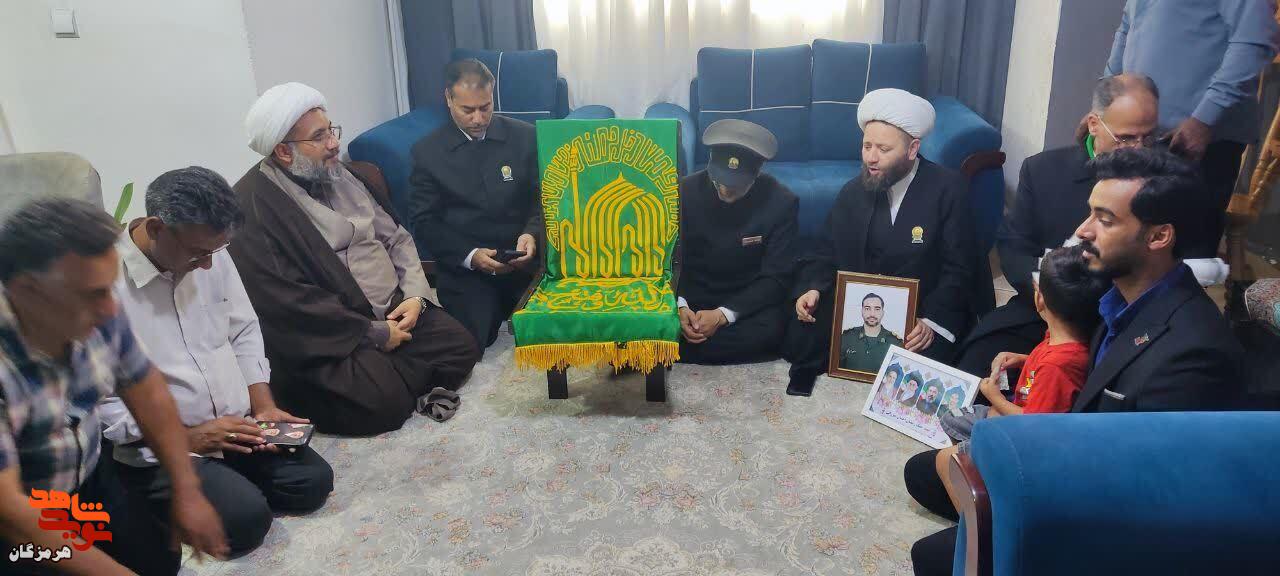 دیدار خادمین پرچم متبرک حرم رضوی با خانواده شهدای جنگ رمضان دیدار خادمین پرچم متبرک حرم رضوی با خانواده شهدای جنگ رمضان