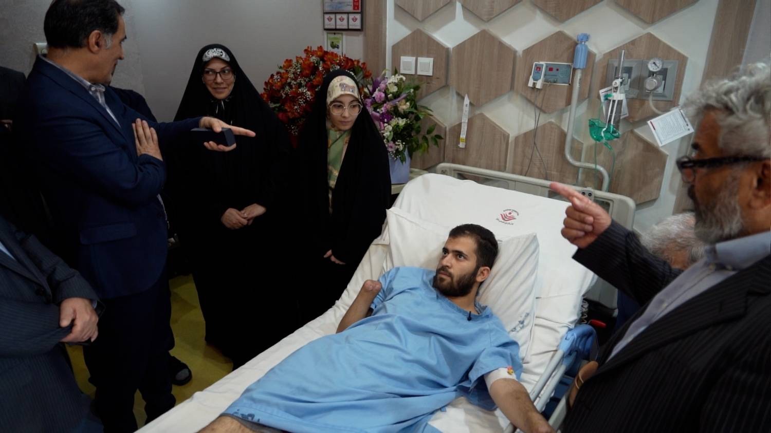 عیادت رییس بنیاد شهید و امور ایثارگران از جانباز حسین محمدی