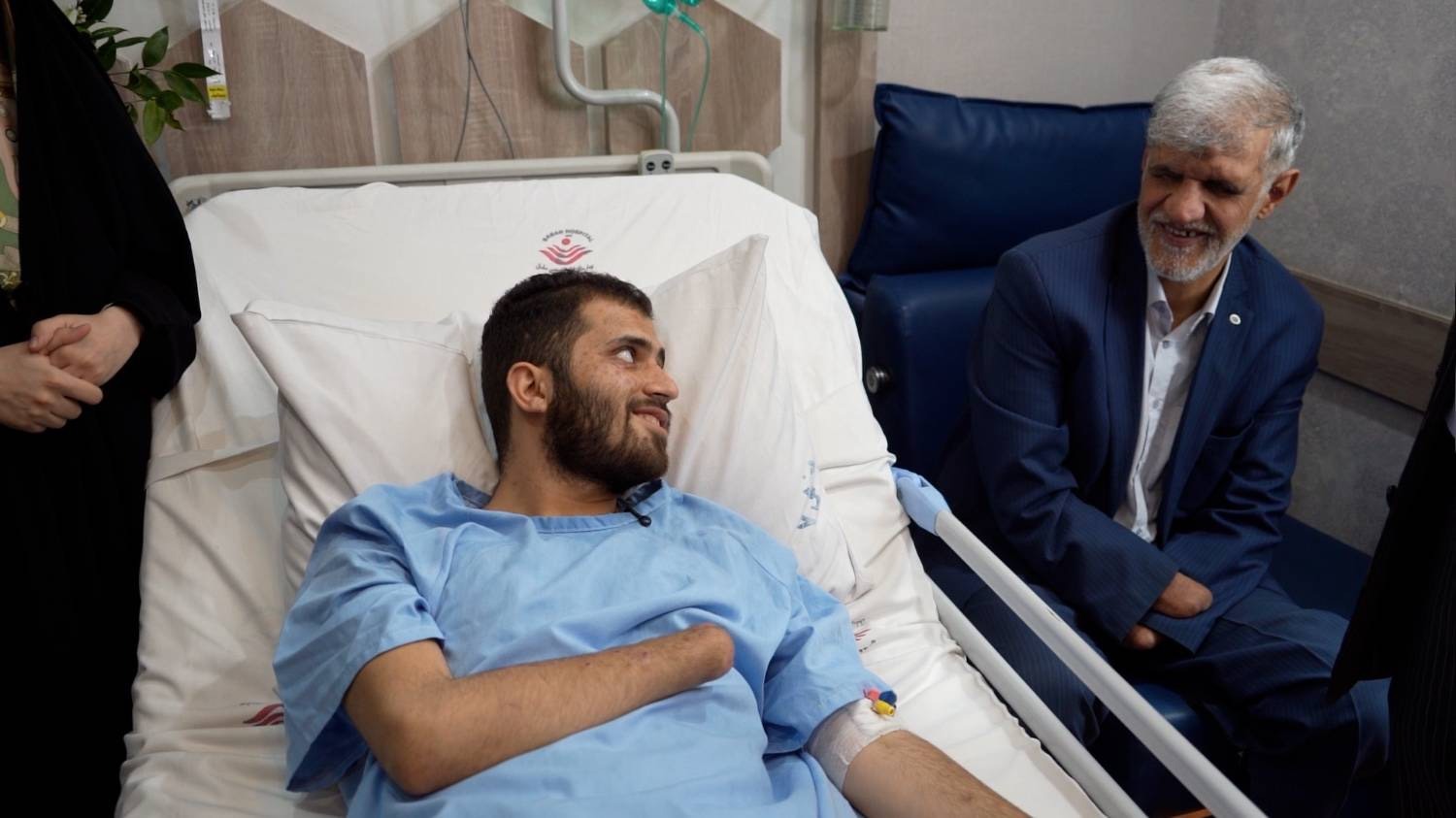 عیادت رییس بنیاد شهید و امور ایثارگران از جانباز حسین محمدی