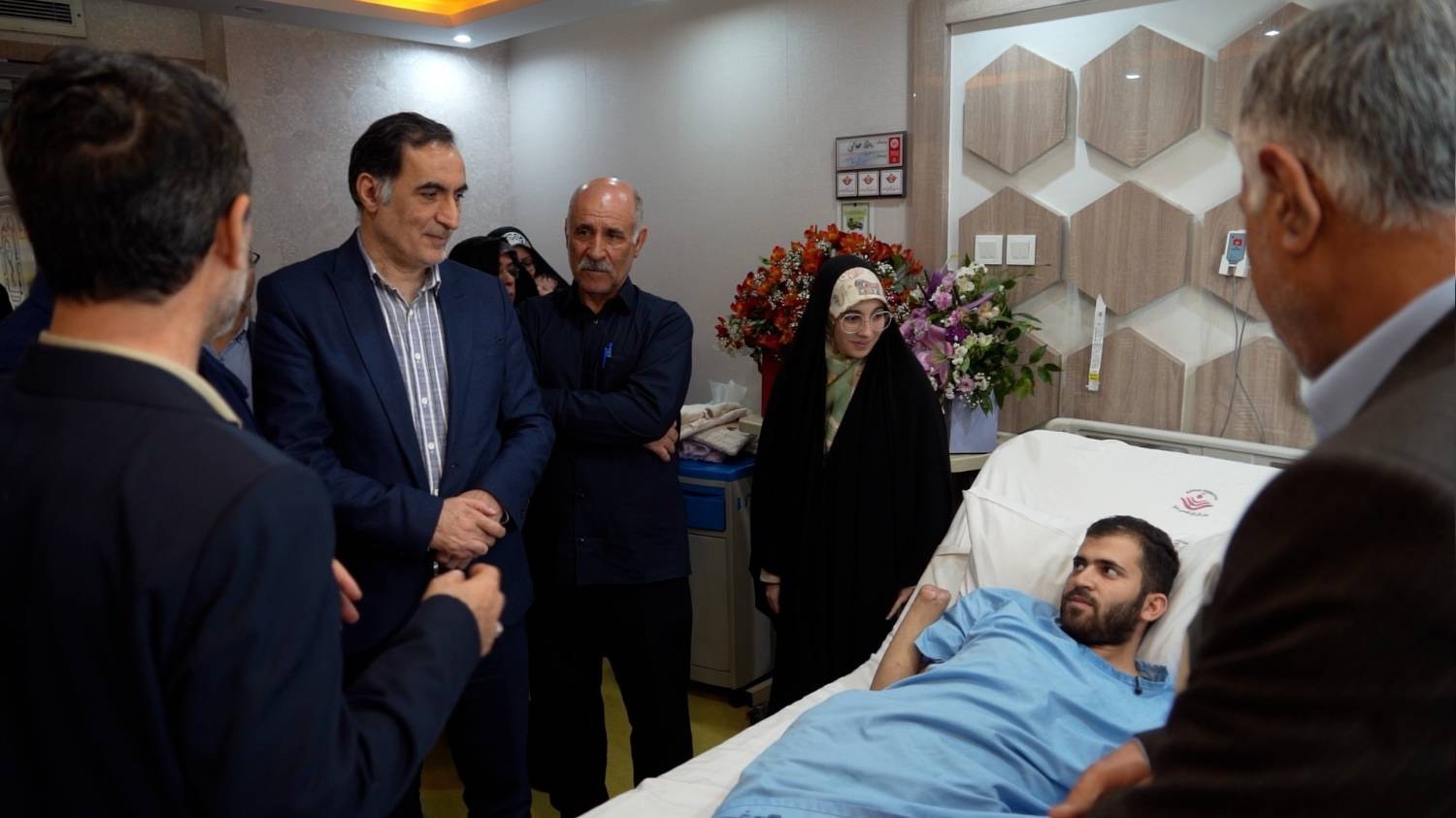 عیادت رییس بنیاد شهید و امور ایثارگران از جانباز حسین محمدی