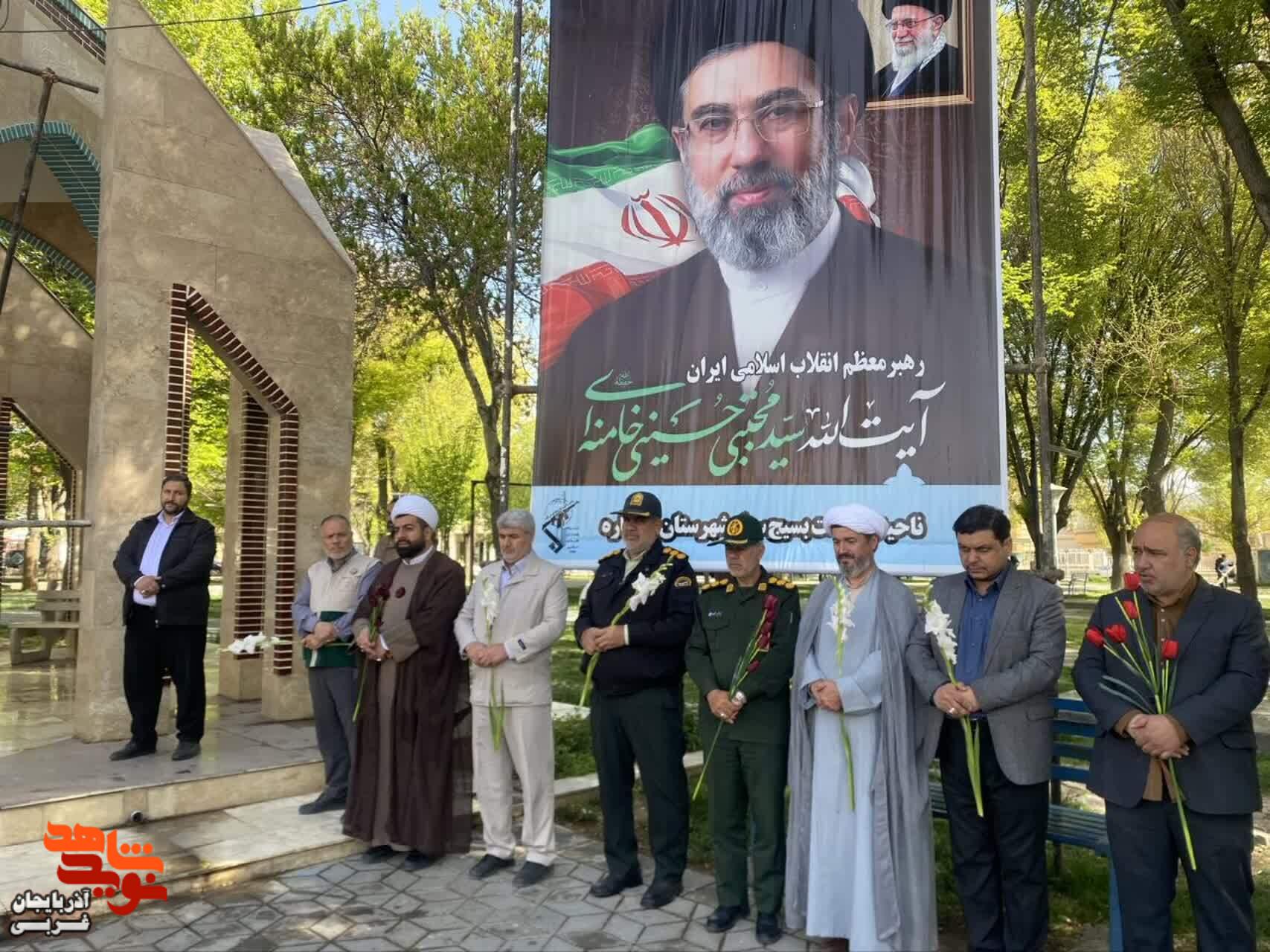 گلباران و عطر افشانی مزار مطهر شهدای گمنام شهرستان چایپاره گلباران و عطر افشانی مزار مطهر شهدای گمنام شهرستان چایپاره