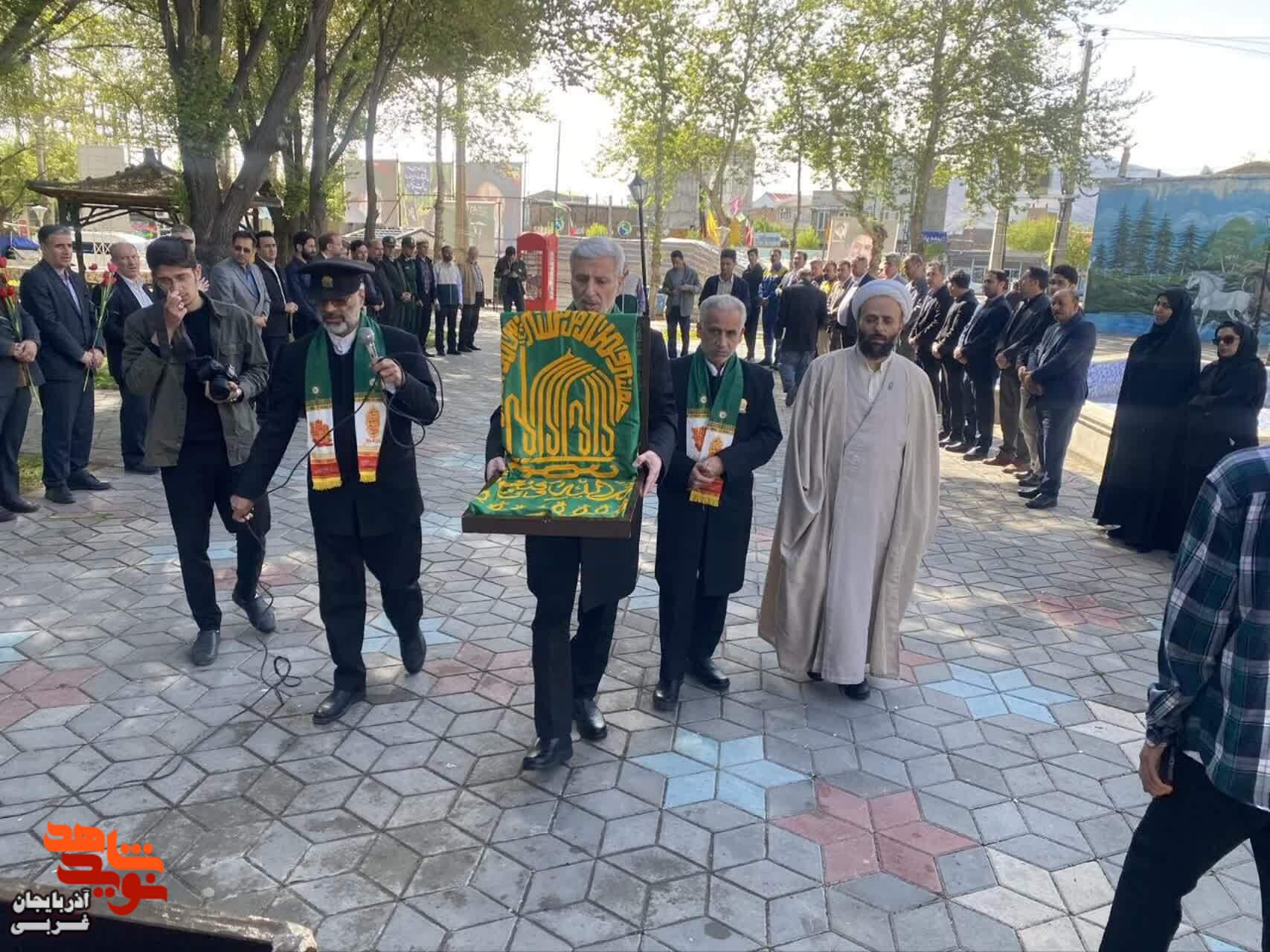 گلباران و عطر افشانی مزار مطهر شهدای گمنام شهرستان چایپاره گلباران و عطر افشانی مزار مطهر شهدای گمنام شهرستان چایپاره