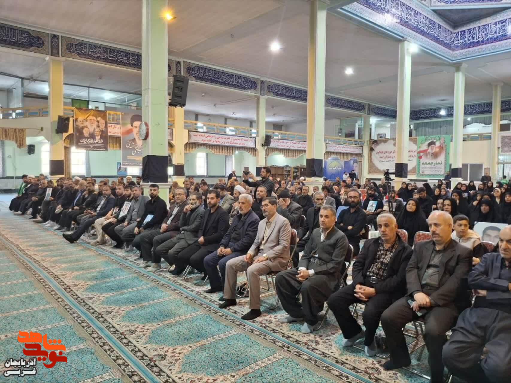 دیدار و تجلیل نماینده محترم دفتر مرجع عالیقدر حضرت آیت الله العظمی سیستانی (مد ظله العالی) با خانوادههای معظم شهدای جنگ رمضان دیدار و تجلیل نماینده محترم دفتر مرجع عالیقدر حضرت آیت الله العظمی سیستانی (مد ظله العالی) با خانوادههای معظم شهدای جنگ رمضان