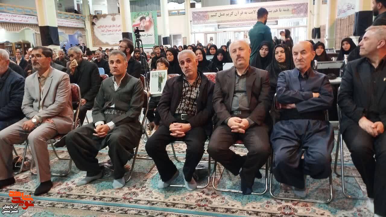 دیدار و تجلیل نماینده محترم دفتر مرجع عالیقدر حضرت آیت الله العظمی سیستانی (مد ظله العالی) با خانوادههای معظم شهدای جنگ رمضان دیدار و تجلیل نماینده محترم دفتر مرجع عالیقدر حضرت آیت الله العظمی سیستانی (مد ظله العالی) با خانوادههای معظم شهدای جنگ رمضان