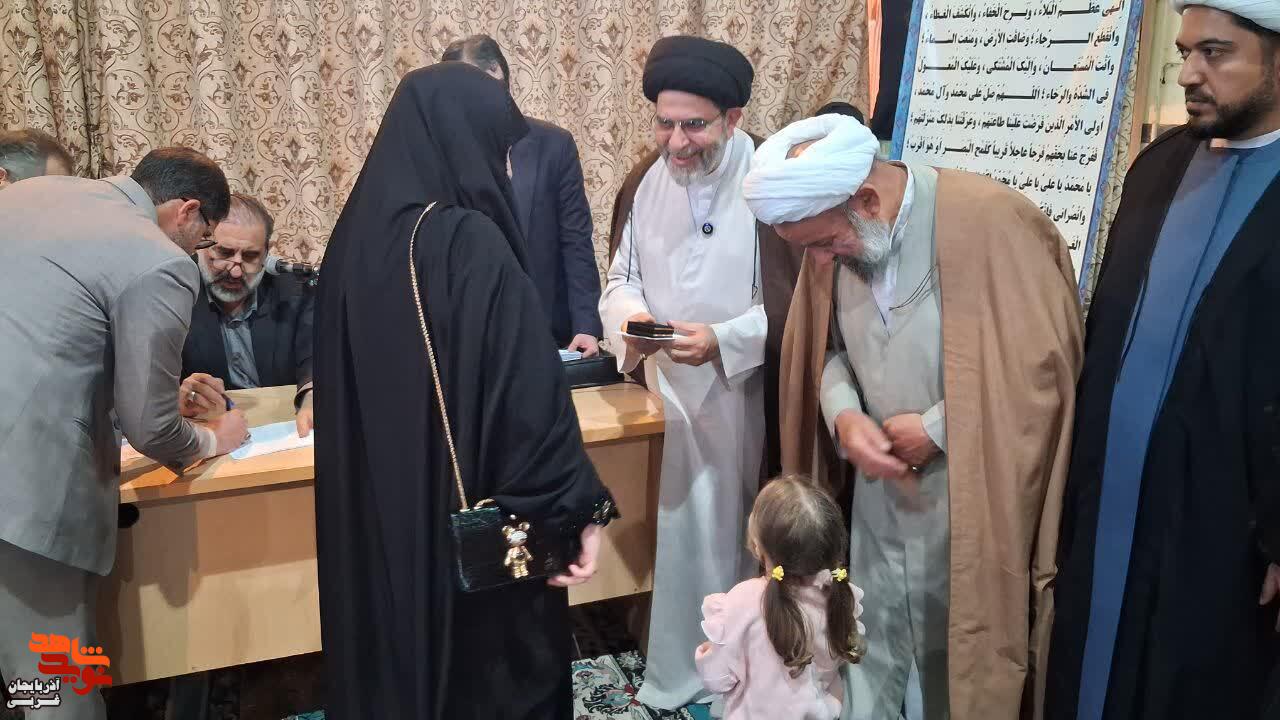 دیدار و تجلیل نماینده محترم دفتر مرجع عالیقدر حضرت آیت الله العظمی سیستانی (مد ظله العالی) با خانوادههای معظم شهدای جنگ رمضان دیدار و تجلیل نماینده محترم دفتر مرجع عالیقدر حضرت آیت الله العظمی سیستانی (مد ظله العالی) با خانوادههای معظم شهدای جنگ رمضان