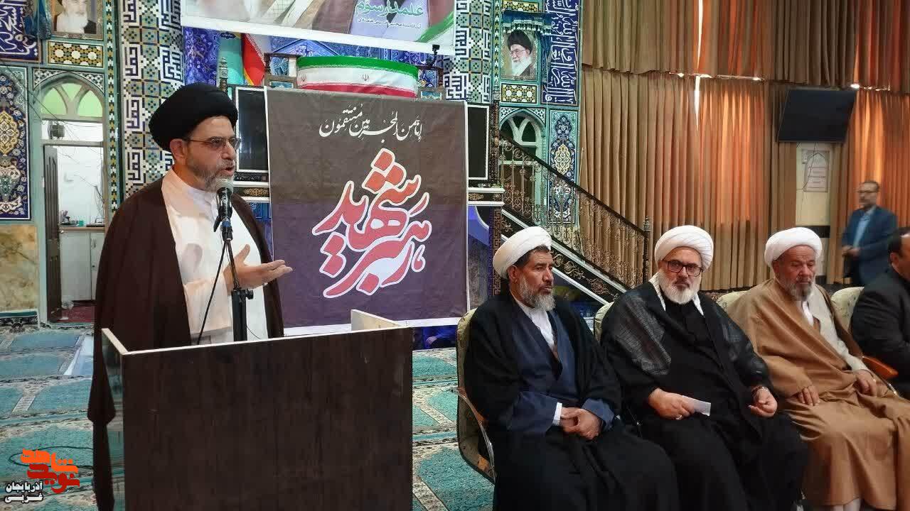 دیدار و تجلیل نماینده محترم دفتر مرجع عالیقدر حضرت آیت الله العظمی سیستانی (مد ظله العالی) با خانوادههای معظم شهدای جنگ رمضان دیدار و تجلیل نماینده محترم دفتر مرجع عالیقدر حضرت آیت الله العظمی سیستانی (مد ظله العالی) با خانوادههای معظم شهدای جنگ رمضان