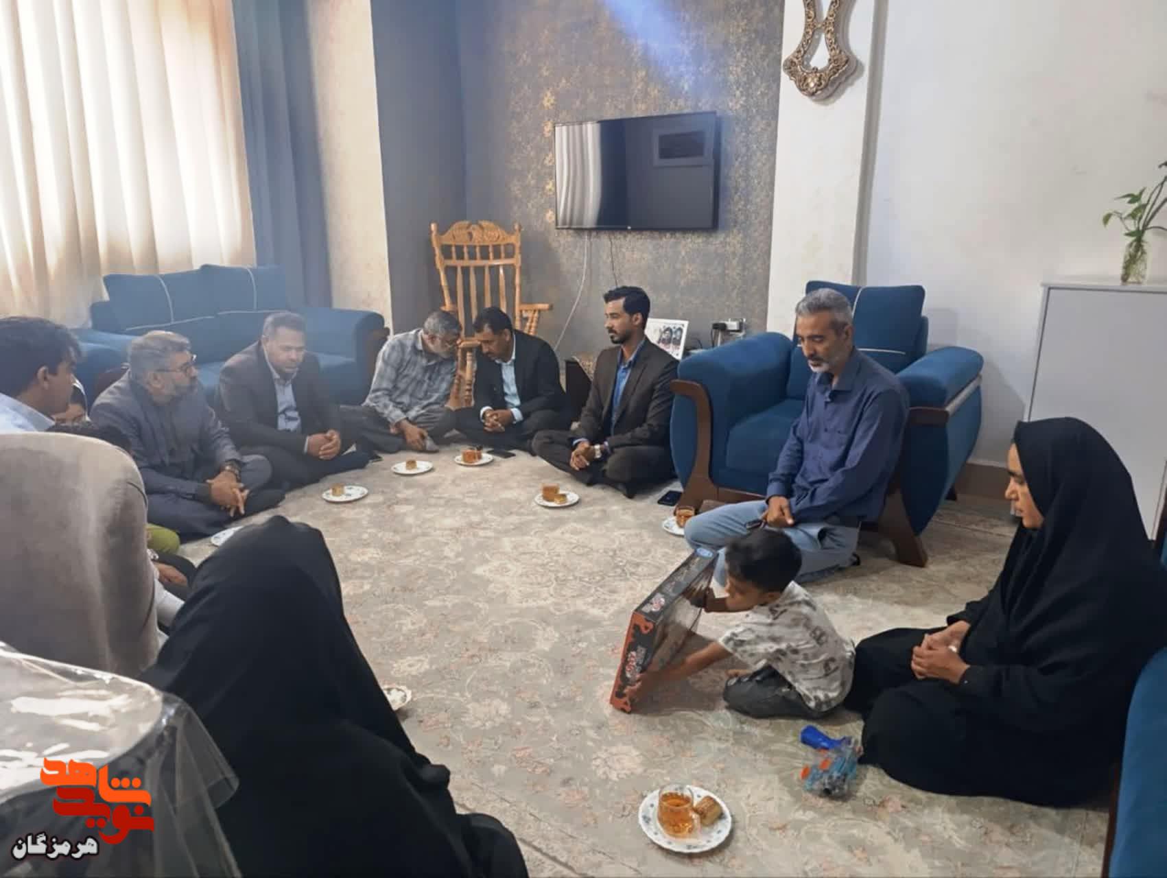 دیدار با خانوادههای شهدای جنگ رمضان در شهرستان حاجیآباد دیدار با خانوادههای شهدای جنگ رمضان در شهرستان حاجیآباد