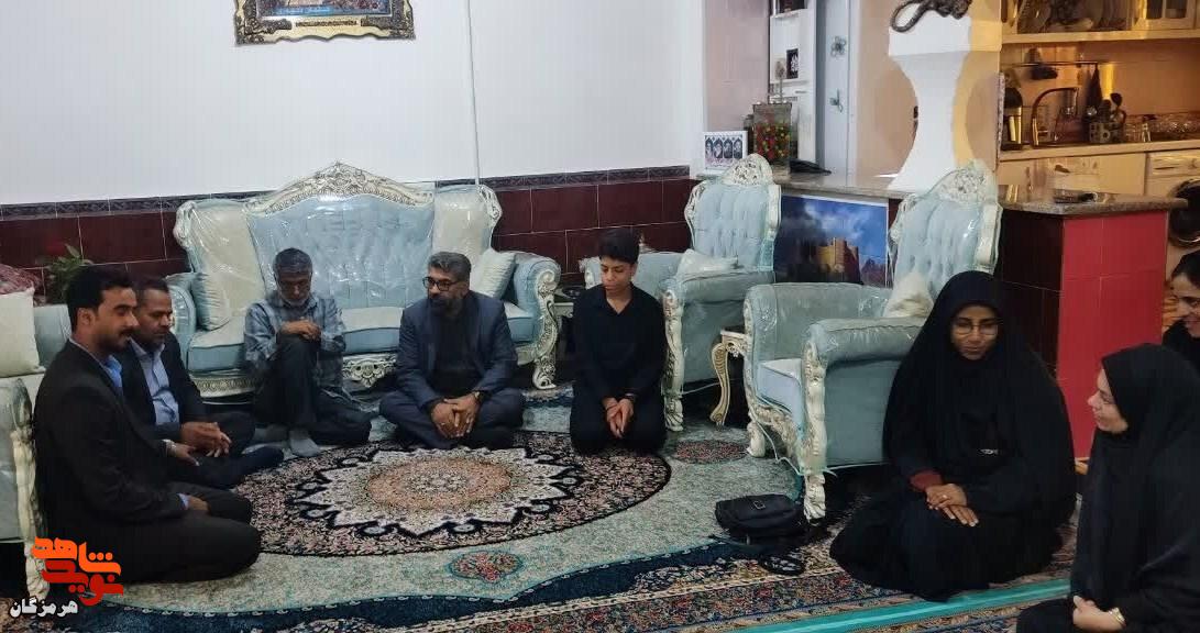 دیدار با خانوادههای شهدای جنگ رمضان در شهرستان حاجیآباد دیدار با خانوادههای شهدای جنگ رمضان در شهرستان حاجیآباد